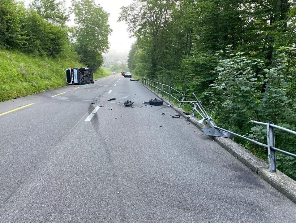 Schupfart, AG, 26. Juli: Ein Lieferwagen prallte aus noch ungeklärten Gründen in ein Geländer und kippte um. Verletzt wurde niemand.
