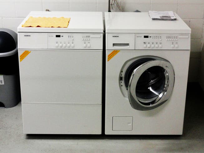Eine bereits etwas in die Jahre gekommene Waschmaschine. Ob sich hier eine Reparatur noch lohnt? 