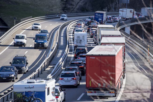 Langsamer Start in die Sommerferien: Auch am Montag staute sich auf der Gotthardautobahn einmal mehr der Verkehr. (Archivbild)
