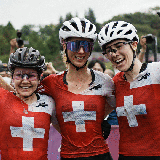 Sina Frei, Jolanda Neff und Linda Indergand (v.l.n.r.) jubeln im Ziel nach ihrem Dreifach-Triumph. (Thibault Camus/Keystone)
