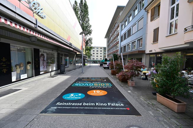 Bildmontage mit dem Programmheft für das Open-Air-Kino Roadside an der Rainstrasse.