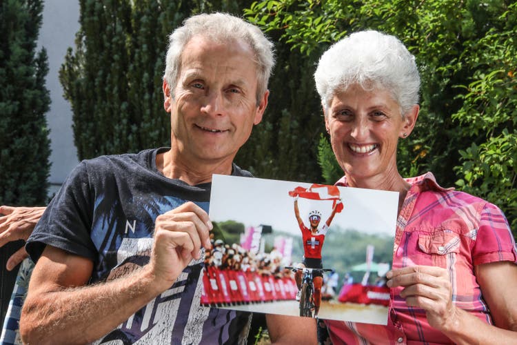 Haben mit ihrer Tochter Jolanda beim olympischen Mountainbikerennen Runde für Runde mitgefiebert - Sonja und Markus Neff präsentieren in ihrem Garten in Thal stolz das frische Siegerbild.