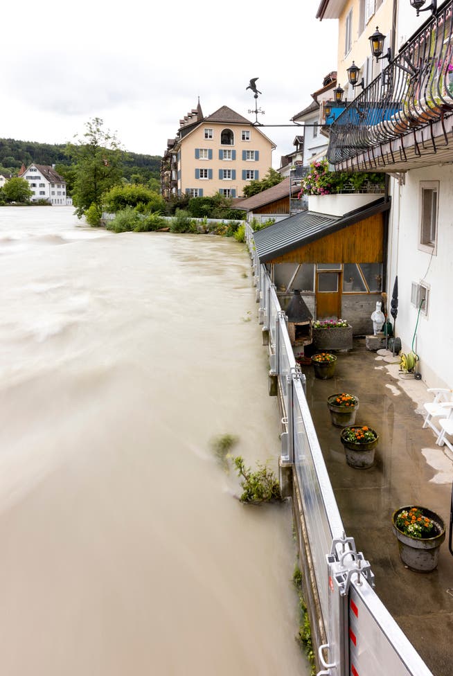 Die Reuss mit Hochwasser bei Bremgarten, am 15. Juli. Die Feuerwehr hat Hochwasserschutzsperren aufgestellt.