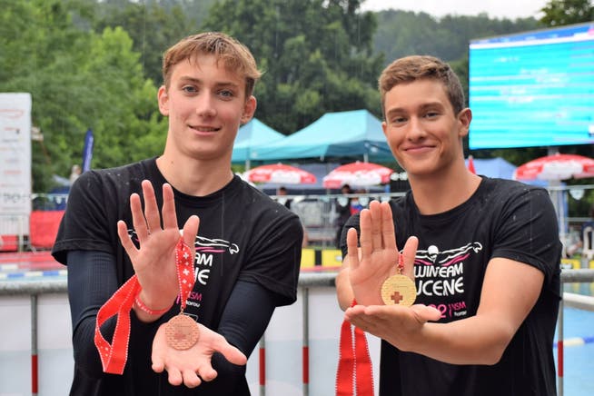 Micha Grob (links, Bronze über 100 m Brust) und Richard Georgiev (Gold über 1500 m Freistil) vom Swim Team Lucerne.