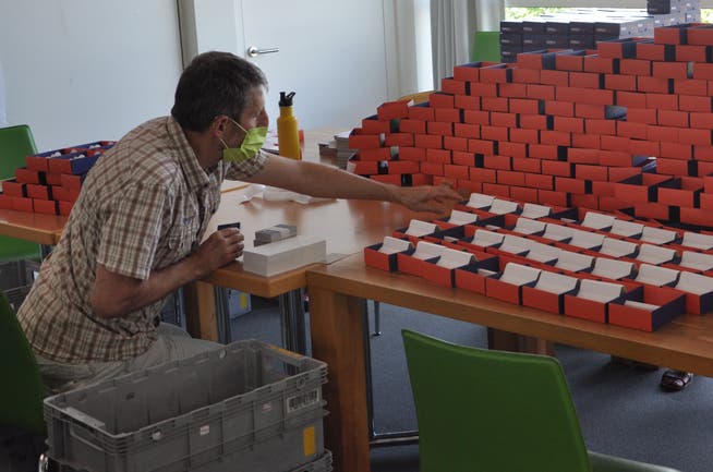 Kornel Durot befüllt den Schachtelboden seines Spiels «Mimica».