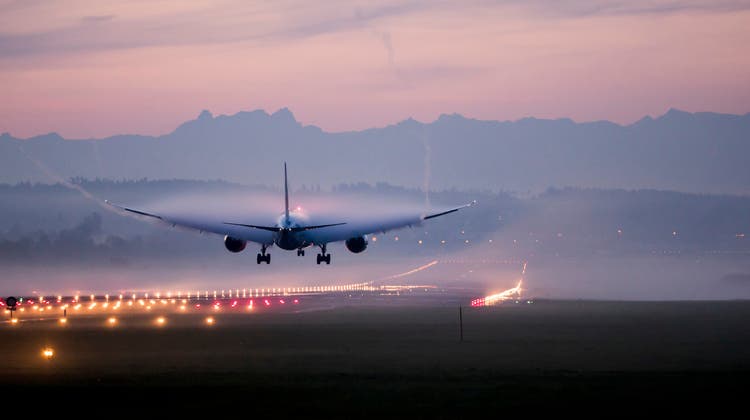 Eine Boeing 787 der Fluggesellschaft Air Canada landet am Zürcher Flughafen. (Christian Merz / KEYSTONE)