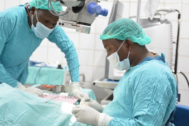 Eine Operation am Grauen Star in Kampala in Uganda.