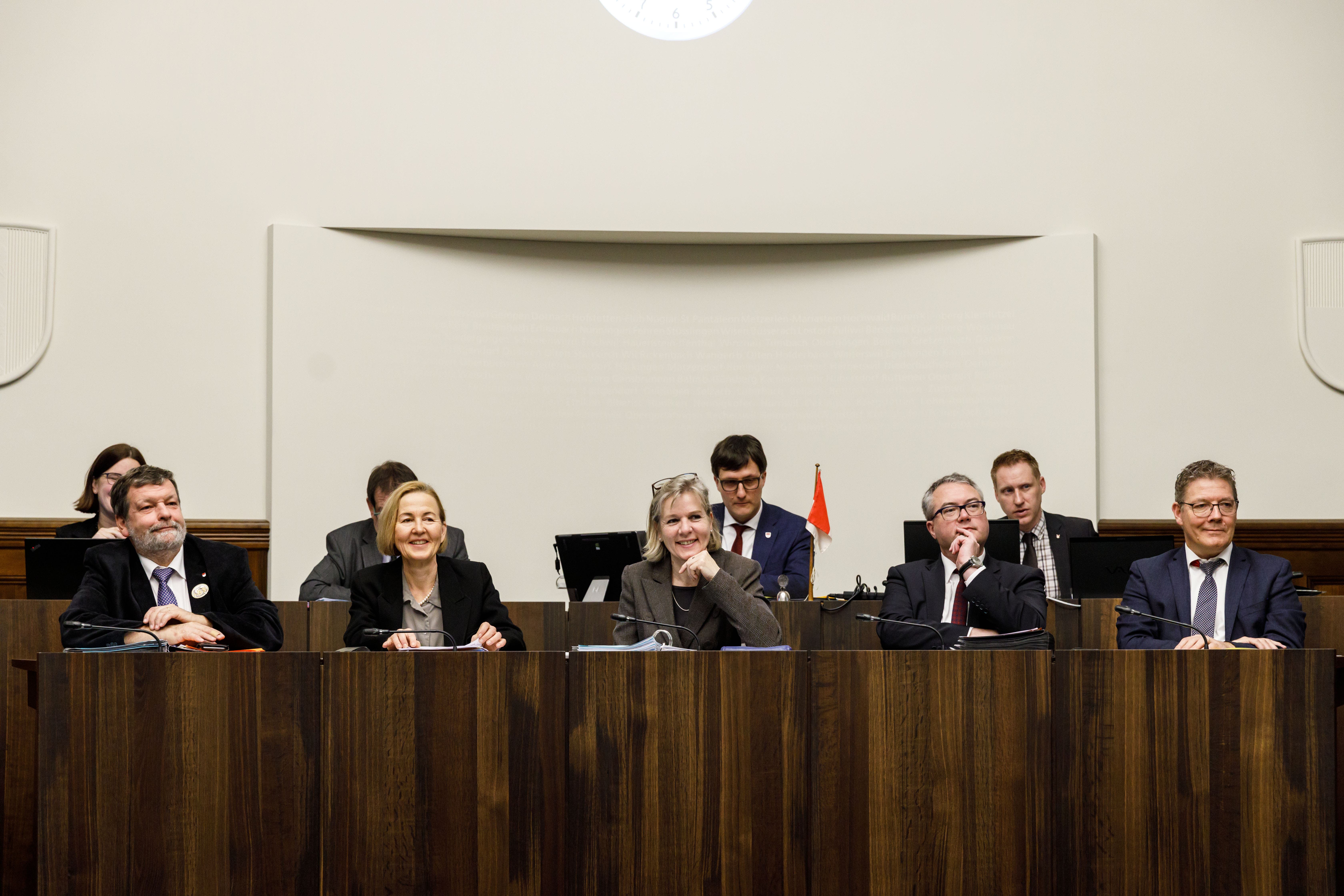 Roland Fürst (r.) mit seinen Regierungsratskollegen Roland Heim, Susanne Schaffner, Brigit Wyss und Remo Ankli im Kantonsratssaal.