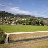 Auf dieser Wiese an der Aare, kurz bevor der Fluss in den Klingnauer Stausee mündet, sollen dereinst der FC Klingnau (ganz links) und der Reitverein Klingnau trainieren. (Severin Bigler)