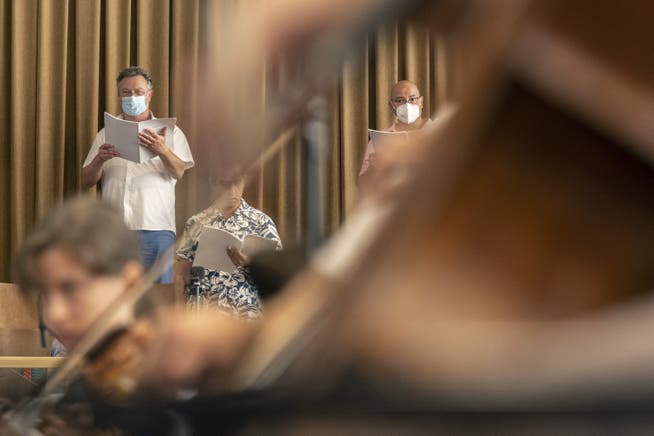 Musiker von Chor und Orchester proben eine Oper (Archivbild)