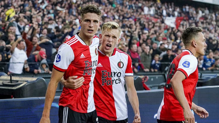 Guus Til (links) schiesst Feyenoord Rotterdam mit drei Toren zum 3:2-Heimsieg über Drita aus dem Kosovo. Jetzt treffen die Holländer auf den FC Luzern. (Bild: Tom Bode/Keystone (Rotterdam, 29. Juli 2021))