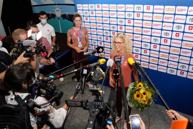 Gefragte Olympiasiegerin: Jolanda Neff (rechts) gibt Auskunft. Daneben steht Marlen Reusser.