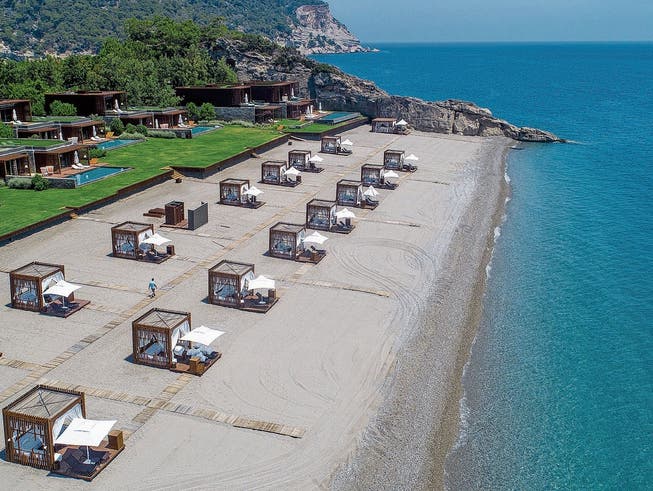 Vom privaten Hotelstrand – hier bei Antalya in der Türkei – profitieren einige wenige, die breite Bevölkerung hat nicht viel von solchem Tourismus.