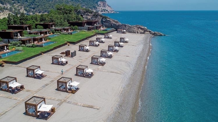 Vom privaten Hotelstrand – hier bei Antalya in der Türkei – profitieren einige wenige, die breite Bevölkerung hat nicht viel von solchem Tourismus. (Bild: Getty Images)