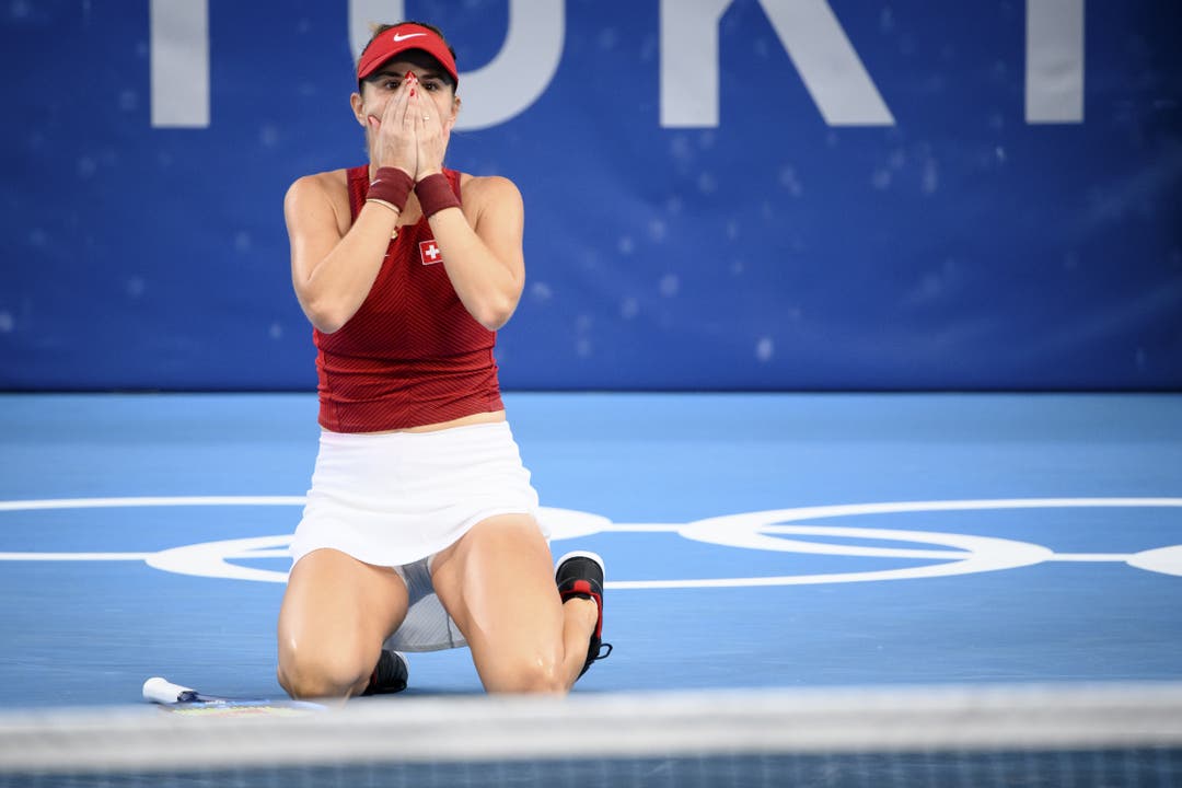 Und am Ende sinkt sie auf die Knie. Belinda Bencic kämpft sich in den Olympiafinal im Einzel.