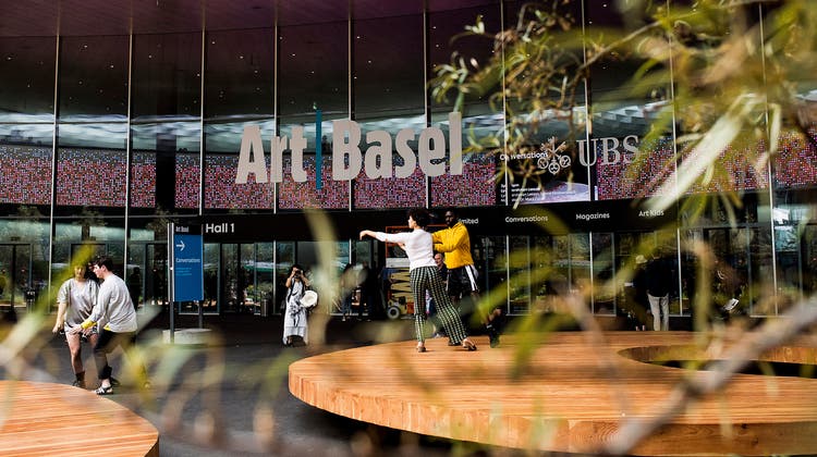 Die Art Basel wird dieses Jahr unter besonderen Vorzeichen stattfinden. (Im Bild eine Besucherin der Art Basel Hongkong im Mai 2021) (AP)