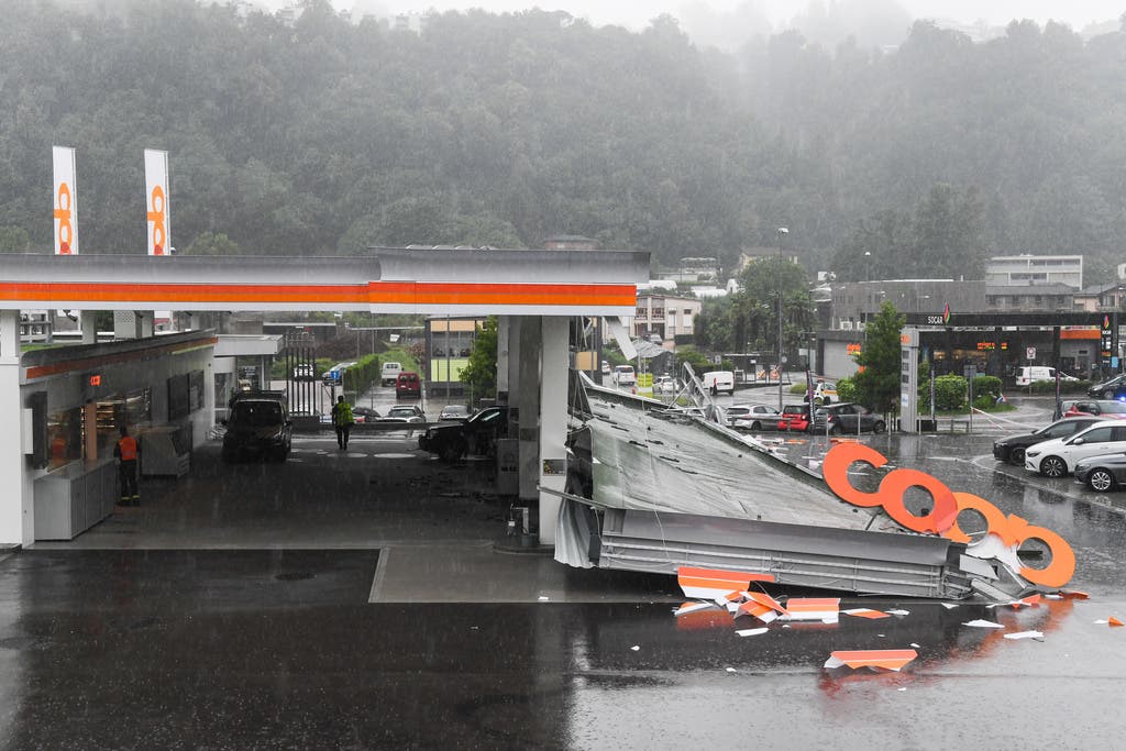 Das Dach einer Coop Pronto Tankstelle in Lugano ist infolge heftiger Unwetter eingestürzt.
