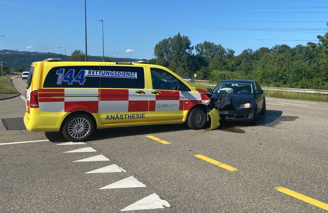 Eiken AG, 29. Juli: Ein Auto stiess mit einer Ambulanz im Einsatz zusammen. Die 19-Jährige Fahrerin sowie der Fahrer des Notarztwagens wurden verletzt und zur Kontrolle ins Spital gebracht. 