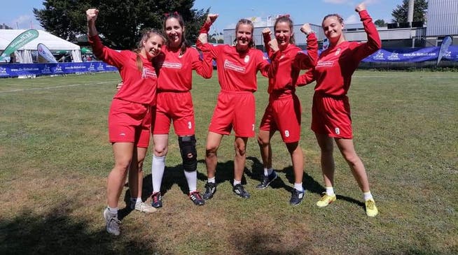 Die Spielerinnen der serbischen Nationalmannschaft freuen sich über einen Sieg in der Vorrunde.