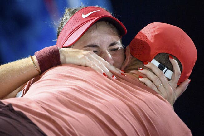 Lágrimas de felicidad: Belinda Bencic y su amigo Martin Hromkovic.
