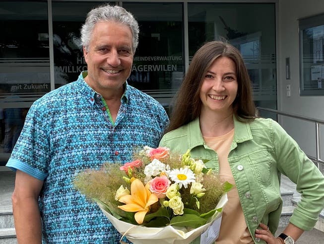 Gemeindepräsident Markus Thalmann überreicht der neuen Gemeinderätin Rebecca Fässler einen Blumenstrauss. 