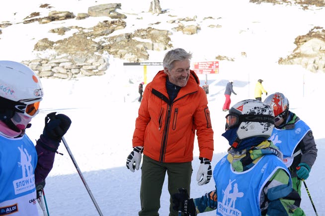 Sympathieträger Bernhard Russi gibt seine Fachkompetenz auch an die jüngere Generation weiter. Hier in Andermatt am «Ski 4 free».