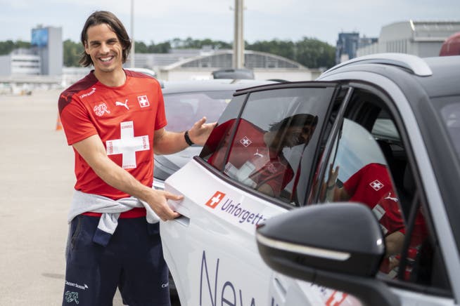 Auch noch nach dem EM-AUS ein Strahlemann: Yann Sommer am Flughafen Zürich.