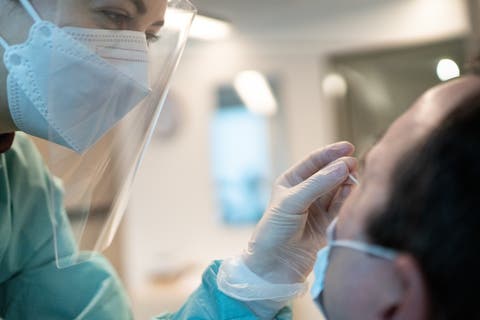 Es gibt Angenehmeres: Coronatest in einer Apotheke.