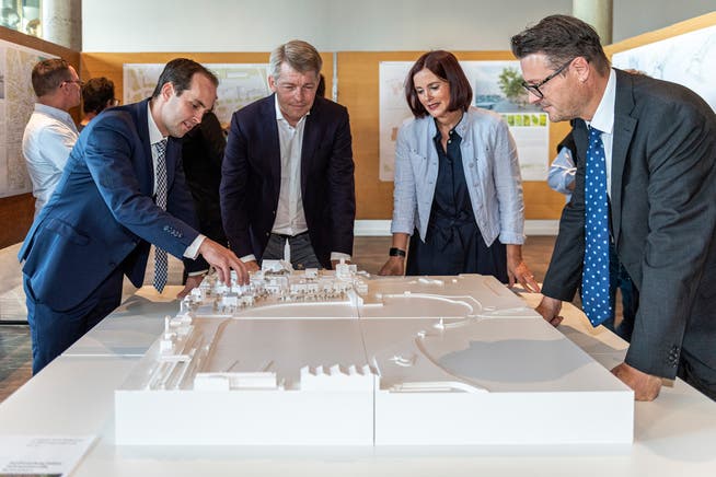 Diskutieren am Modell: Stadtrat Philipp Gemperle, Benno Gmür und Andrea Ruf von der Schweizerischen Bodensee Schifffahrt AG sowie Stadtpräsident Roger Martin. 