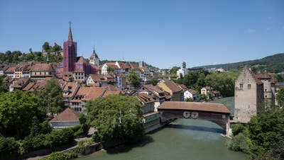 Baden ist im Sommer 2021 eine Reise wert – auch wenn die Stadtkirche wegen einer Sanierung eingerüstet ist. (Bild:Alex Spichale)