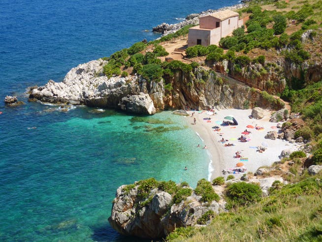 Bevor der Strand in Italien genossen werden kann, gilt es einige Auflagen zu erfüllen.