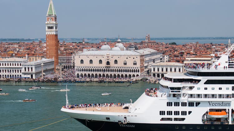 Das Dilemma der Lagunenstadt: Kreuzfahrtschiffe werden für Venedig zum Problem - und doch ist die Stadt auf die Touristen angewiesen. (Simone Padovani/Awakening / Getty Images Europe)