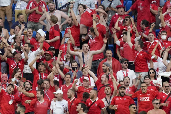 Fans der Schweizer Nationalmannschaft feiern im Stadion – ohne Maske.