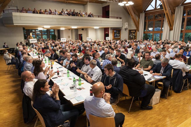 Kaum Masken zu sehen: Delegierte applaudieren einem Redner an der ausserordentlichen Delegiertenversammlung zur Wahl des neuen Präsidenten der SVP des Kantons Bern.