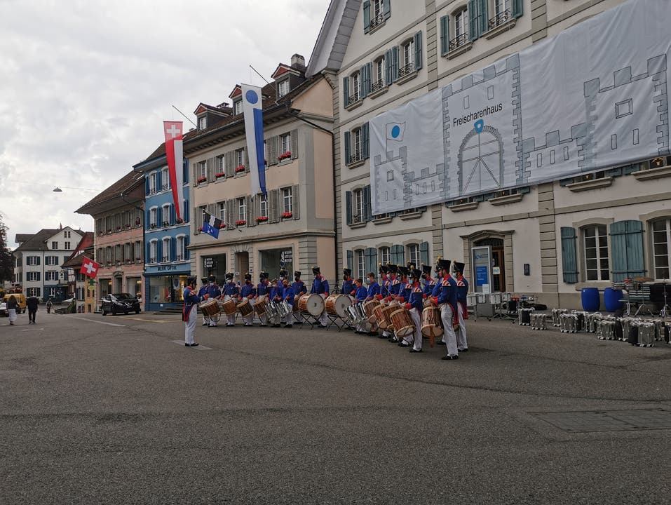 Der Tambourenverein Lenzburg zeigt sein Können vor dem Freischarenhaus. 