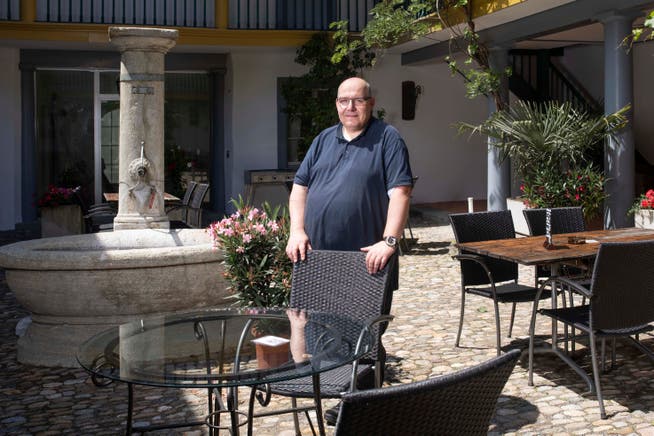 Der historische Gasthof zur Waag in Bad Zurzach ist nach fast eineinhalb Jahren wieder offen. Geschäftsführer Michael Held im lauschigen Innenhof.