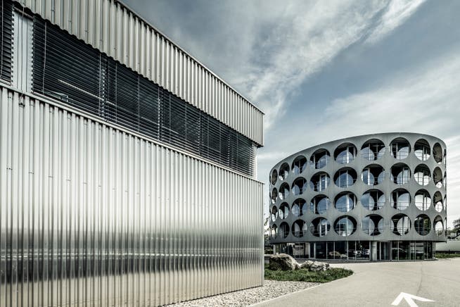 Die Konfitüren-Produktion (links) und der Hauptsitz von Hero (rechts) in Lenzburg.