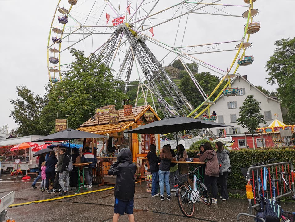 Im Lunapark stellten sich die Menschen am ersten Tag unter die schützenden Schirme.