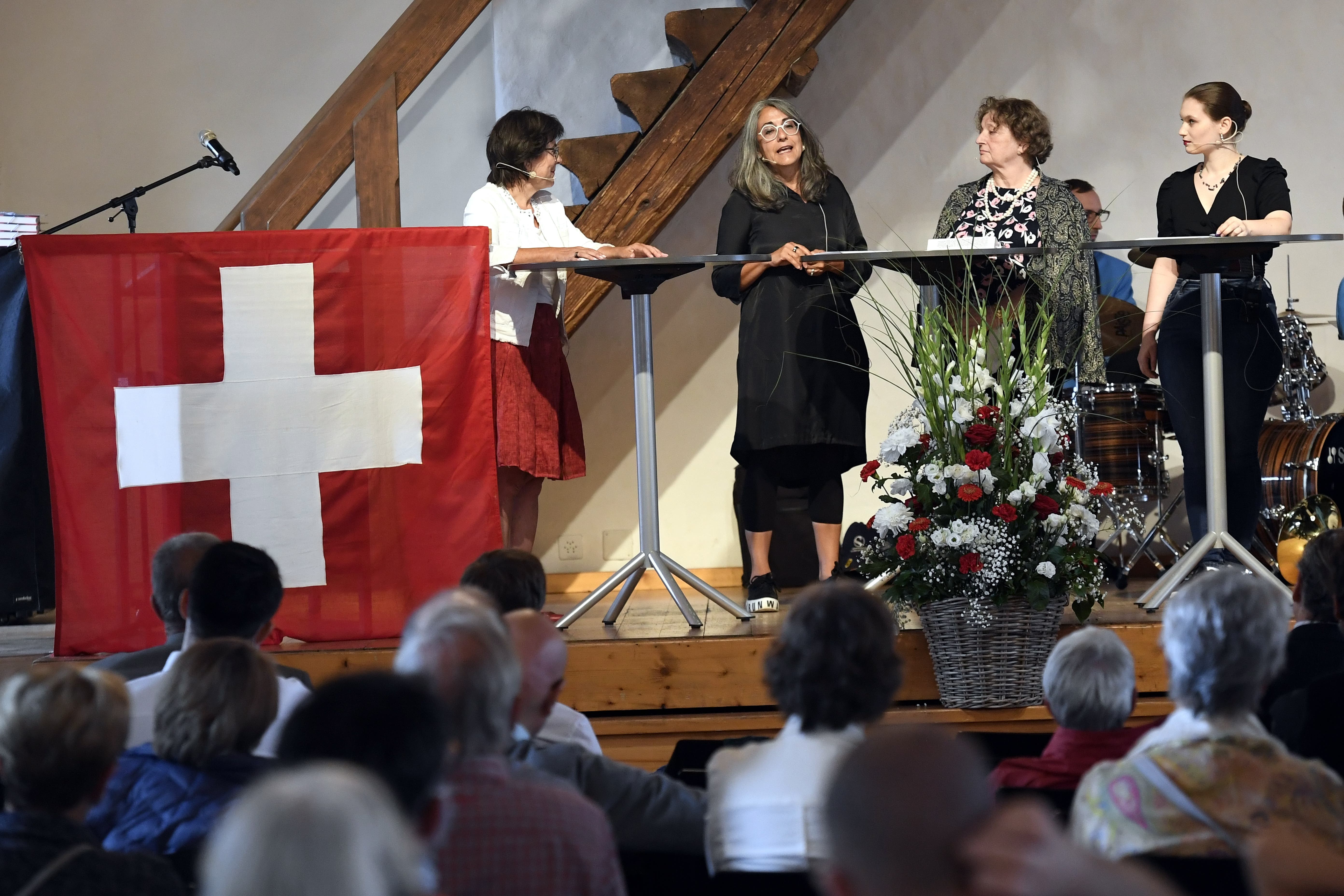 Moderiert wurde das Gespräch von Ruth Steiner (ganz links).