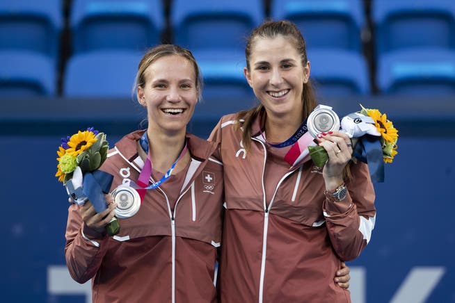 Viktorija Golubic und Belinda Bencic strahlen trotz Silbermedaille.