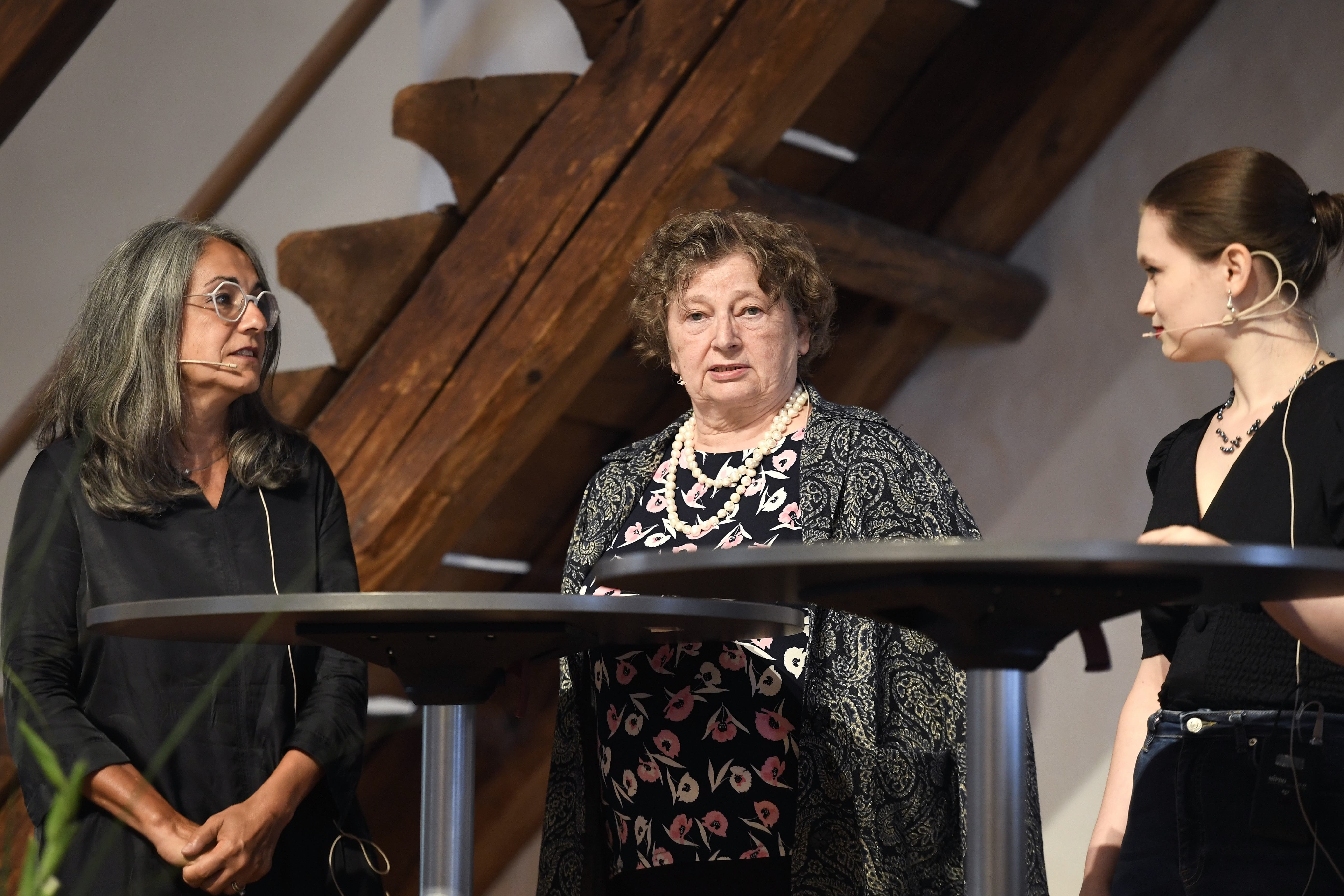 Von links nach rechts: Kathrin Scholl (alt Stadträtin und ehemalige Grossratspräsidentin, SP), Marianne Tribaldos (alt Einwohnerratspräsidentin, Die Mitte) und Anna Staub (Kampagnenleiterin und Vorstandsmitglied der Jungfreisinnigen Aargau) waren zum Podium anlässlich der Bundesfeier 2021 eingeladen.