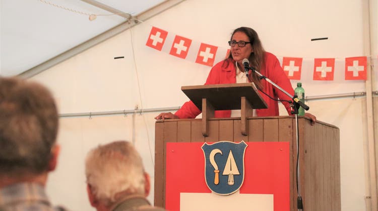 Für Gemeinnützigkeit, Freiheit und gemeinsamen Bodenbesitz: SP-Nationalrätin Jacqueline Badran lieferte eine politische Rede in Oberengstringen. (Lydia Lippuner)