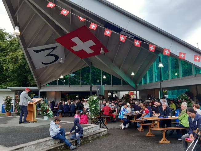 Gemeindeammann Bernhard Scheuber eröffnet im Pavillon im Kurpark in Bad Zurzach die Bundesfeier. 