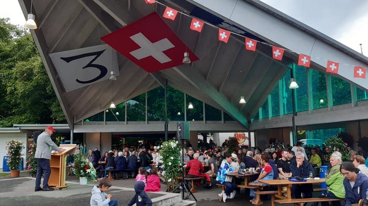 Gemeindeammann Bernhard Scheuber eröffnet im Pavillon im Kurpark in Bad Zurzach die Bundesfeier. (sga)