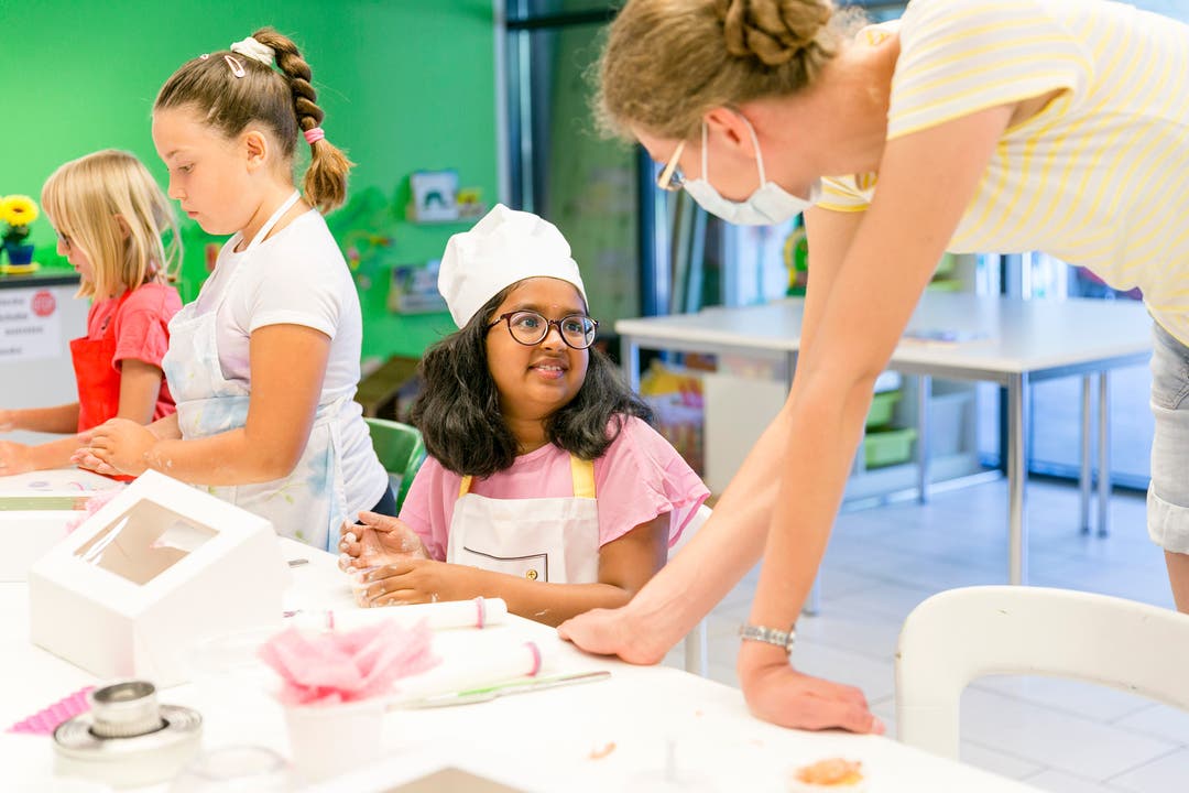 Die achtjährige Sahasra unterhält sich mit Kursleiterin Elena Ciglic über die Dekoration der Cupcakes. Der Familien-Verein Urdorf hatte den Kids-Cupcake-Workshop neu ins Ferienspass-Programm aufgenommen. 