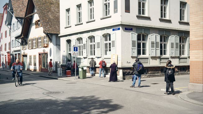 Schlange vor dem Caritas-Laden in Basel
