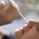 Eine Frau macht einen Coronavirus Antigen-Selbsttest mit Nasenabstrich bei sich zu Hause, am Mittwoch 7. April 2021 in Zuerich. (KEYSTONE/Gaetan Bally) (Gaetan Bally / KEYSTONE)