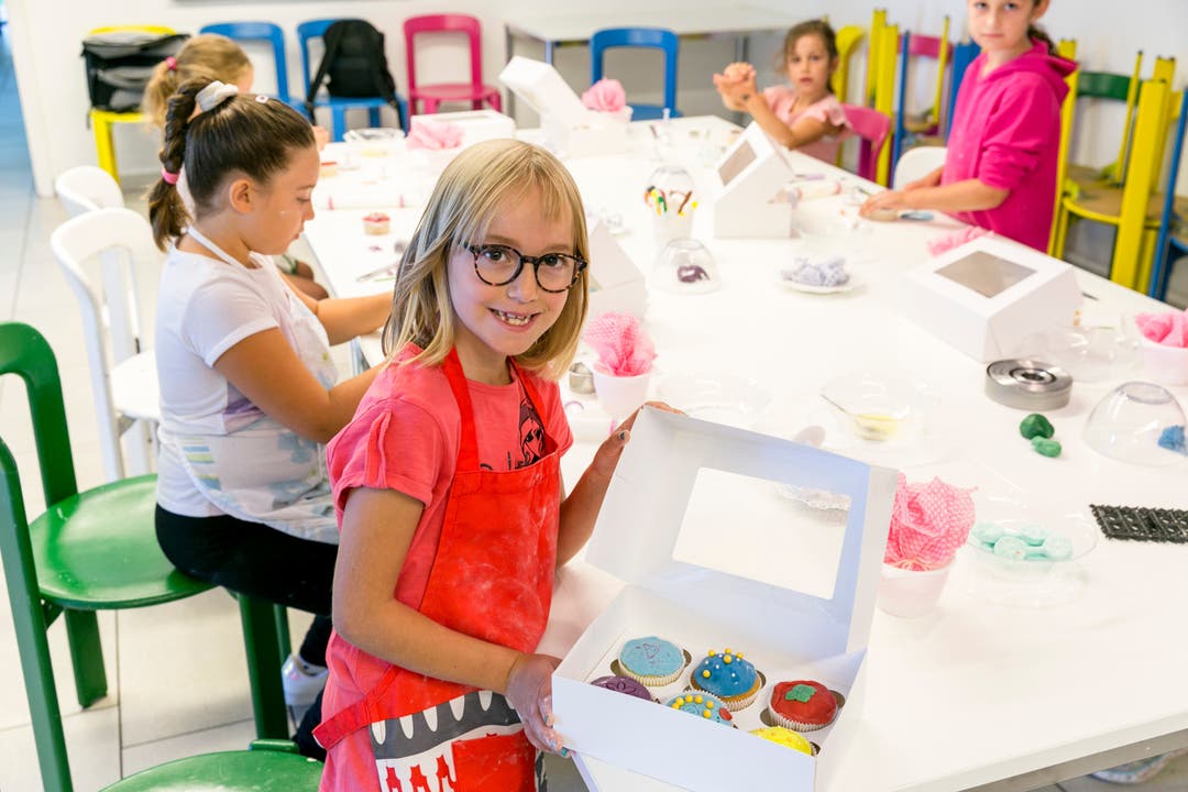 Die siebenjährige Larina war schnell und präsentiert stolz ihre sechs dekorierten Cupcakes.