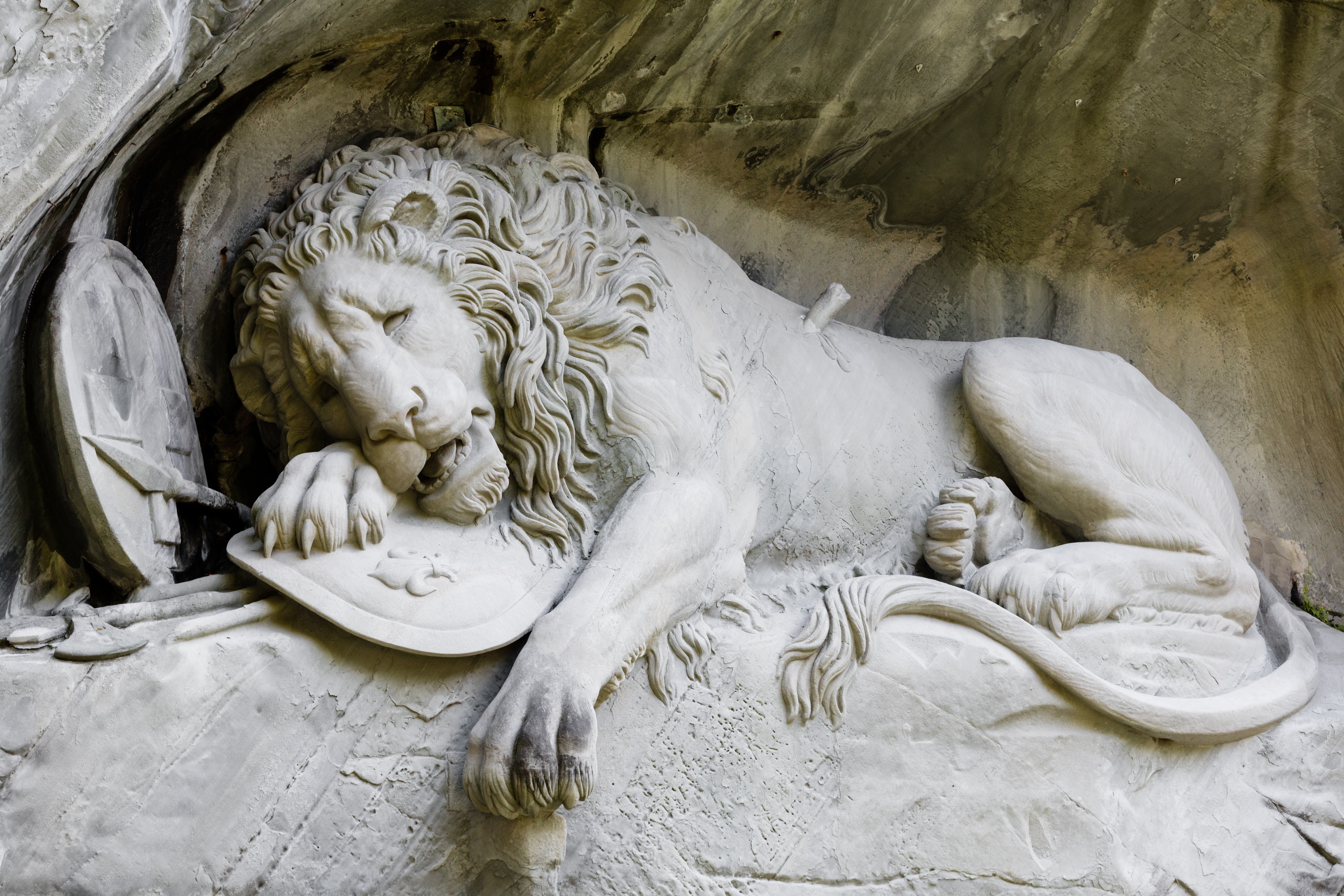 Das Löwendenkmal im Zentrum Luzerns erinnert in der Allegorie eines sterbenden Löwen an die am 10. August 1792 beim Tuileriensturm in Paris gefallenen Schweizergardisten. 