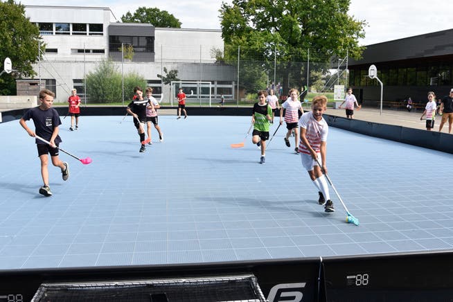 Momentan steht das Unihockeyfeld auf dem Sportplatz beim Paul-Reinhart-Schulhaus.